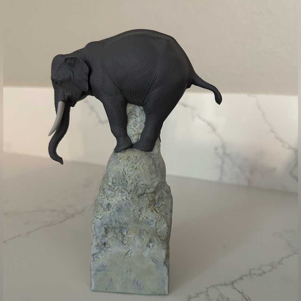 Lladro Elephant figurine, like new, no marks clean